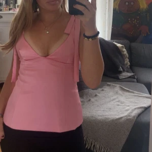 Rosa topp från Zara - Supersöt rosa topp från Zara. Toppen är oanvänd och säljs pga att storleken är för liten. Storlek S. Säljer inte under 350kr.