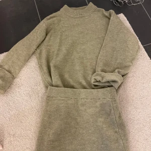 Beige stickat sett  - Beige stickat sett 