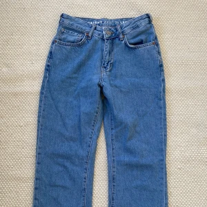Low Straight Jeans Bikbok - Modell Low Straight. Storlek 25, längd 30. Nyskick