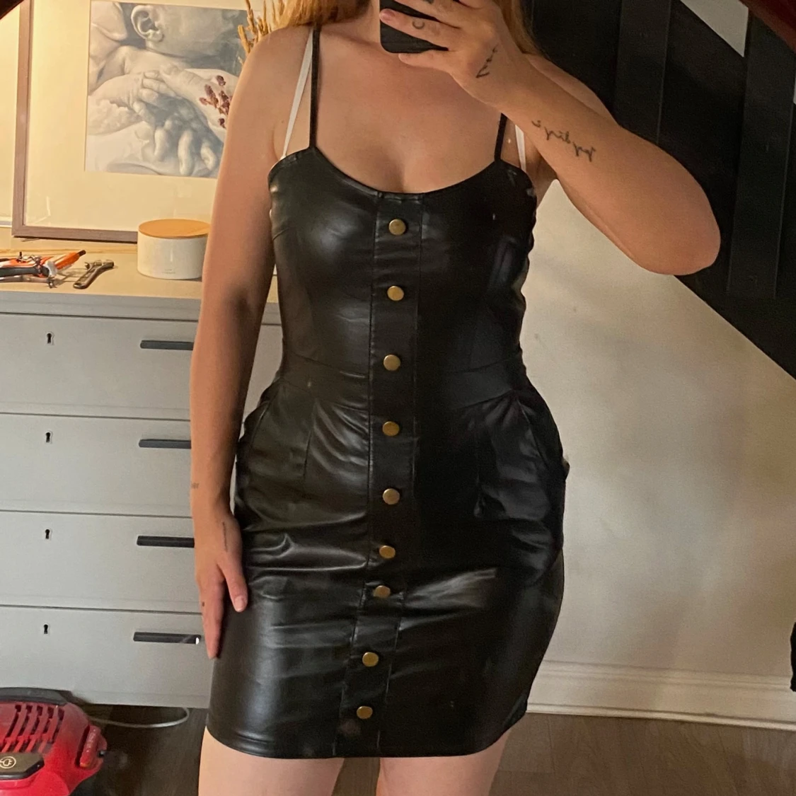 Svart kort klänning i skinnimitation av Lisa Anckarman