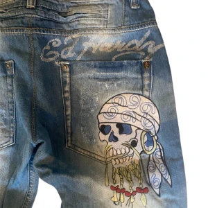 Ed hardy jeans - Najs har ett litet hål nere bid benöppningen inget märkvärdigt enligt mig! 32 i lägnd