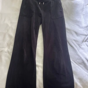 Juicy couture byxor - Svarta juicy couture byxor. Använda men som nya, köpta för 1200kr. Supersköna och snygga.