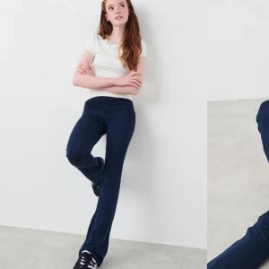 Marinblåa bootcut mjukisbyxor Gina Tricot - Marinblåa mjukisbyxor från Gina Tricot i storlek 158/164. Byxorna har bootcut-ben, hög midja med bred linning och är gjorda i mjukt bomullsmaterial. Perfekta för en chill och avslappnad stil.