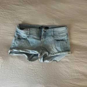 Ljusblå jeansshorts från Zara TRF - Köpt här på vinted men dem var tyvärr för stora! ❤️ Skulle säga att dom sitter mer som storlek M!