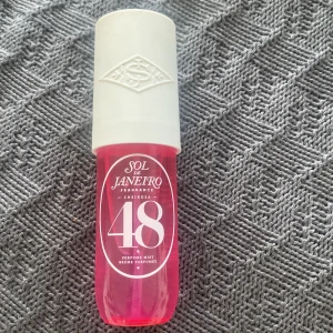 Sol de Janeiro Cheirosa 48 Perfume Mist - Fräsch och tropisk body mist från Sol de Janeiro, Cheirosa 48. Flaskan är cylinderformad med rosa genomskinlig plast och vit kork med logga. Doften har inslag av guava, orkidé och rosa mysk. Perfekt för dig som gillar söta och fruktiga dofter.Testad engast 1 gång inte min typ av doft darför säljer den.             ‼️TAR ENGAST EMOT SWISH TRYCK INTE PÅ KÖP NU‼️