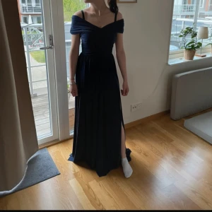 Bal/fest klänning - Superfin och perfekt skick inför bal eller liknande!💘 Off-shoulder design & slits framtill! Strl S, bröstmått 86,3cm,  Midjemått 66cm, Stussmått 94cm! Skriv privat för mer info💘💘💘