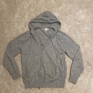 Kashmir hoodie  - hej! Säljer nu min riktigt feta kashmir hoodie från barlucio, den är slutsåld, skicket är 10/10 och storleken är M men den sitter mer som storlek S. Tveka inte att skriva om ni är intresserade!