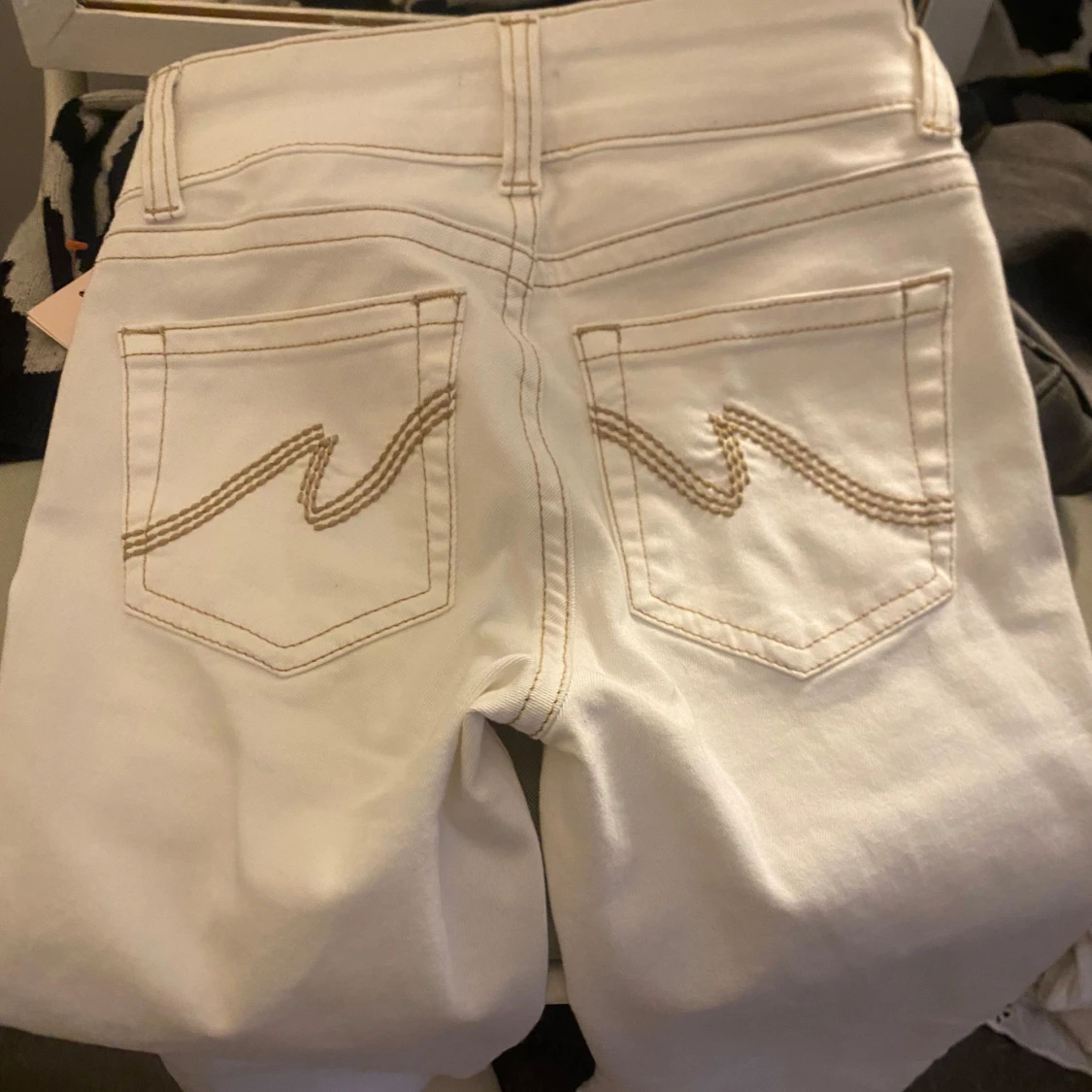 Oanvända vita jeans från Nelly❤️  - 3