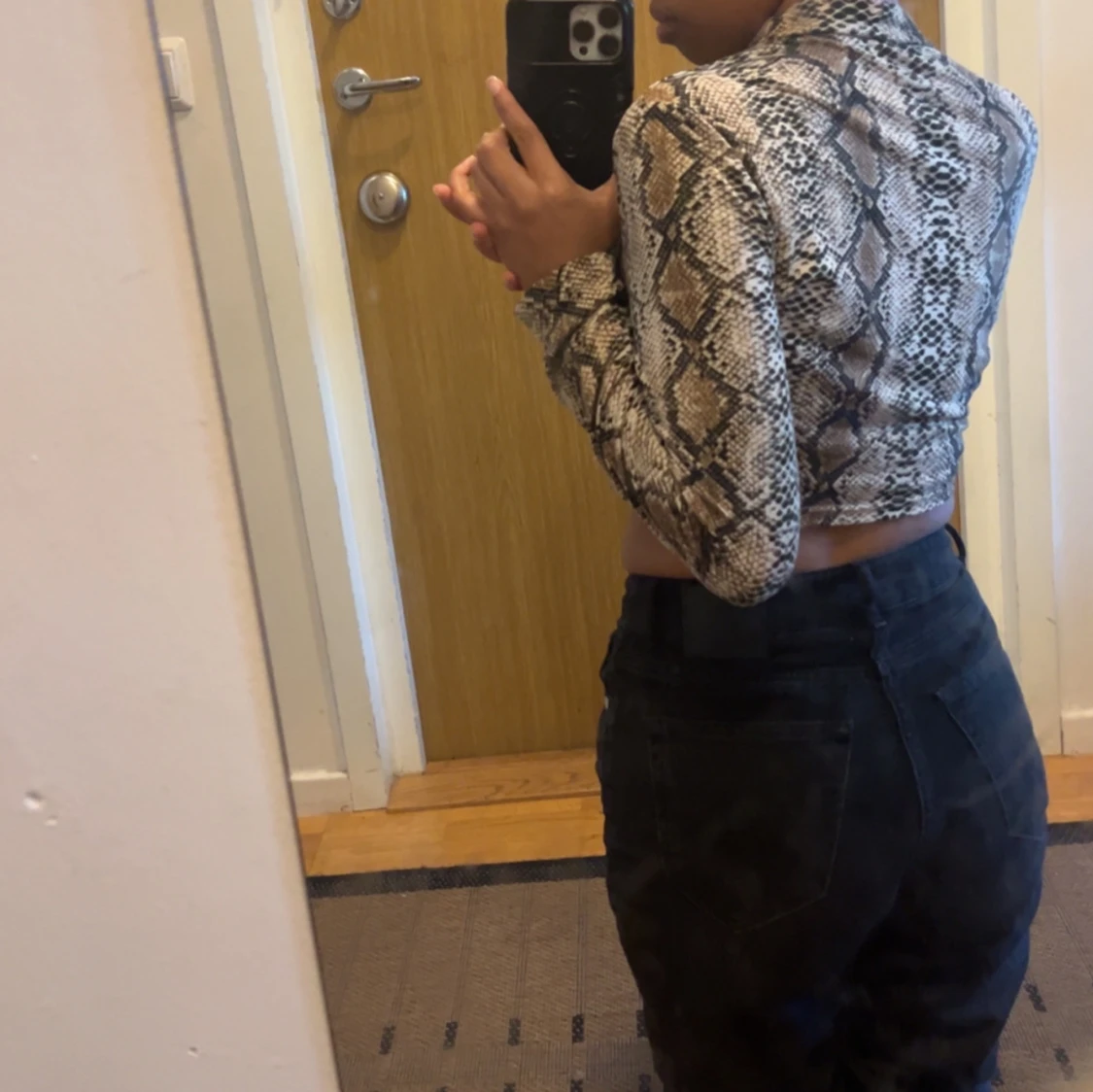 Croppad långärmad topp med ormmönster - 1