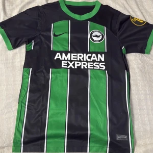 Brighton & Hove Albion João Pedro tröja - Knappt använd Brighton tröja med Namnet ”João Pedro” en 23årig brasiliansk superstjärna. Vid frågor kan man gärna skriva.