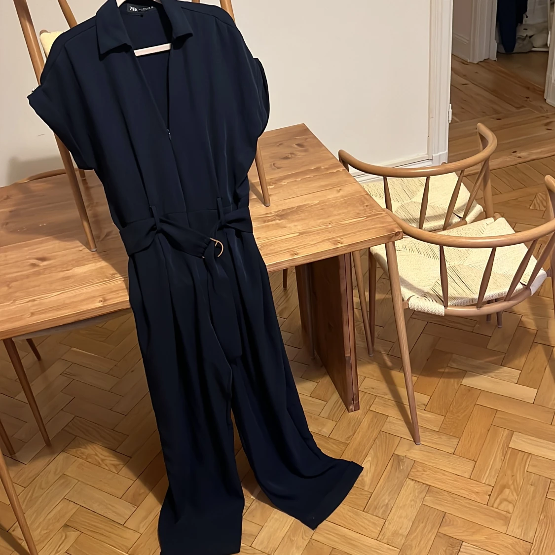 Jumpsuit med bälte - 1