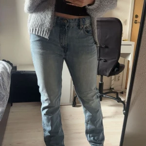 Ljusblå raka jeans från 157 - Ljusblå jeans från 157 med klassisk femficksmodell och raka ben. Jeansen har normal passform och är tillverkade i denim. Perfekta för dig som gillar en enkel och tidlös stil.🥰