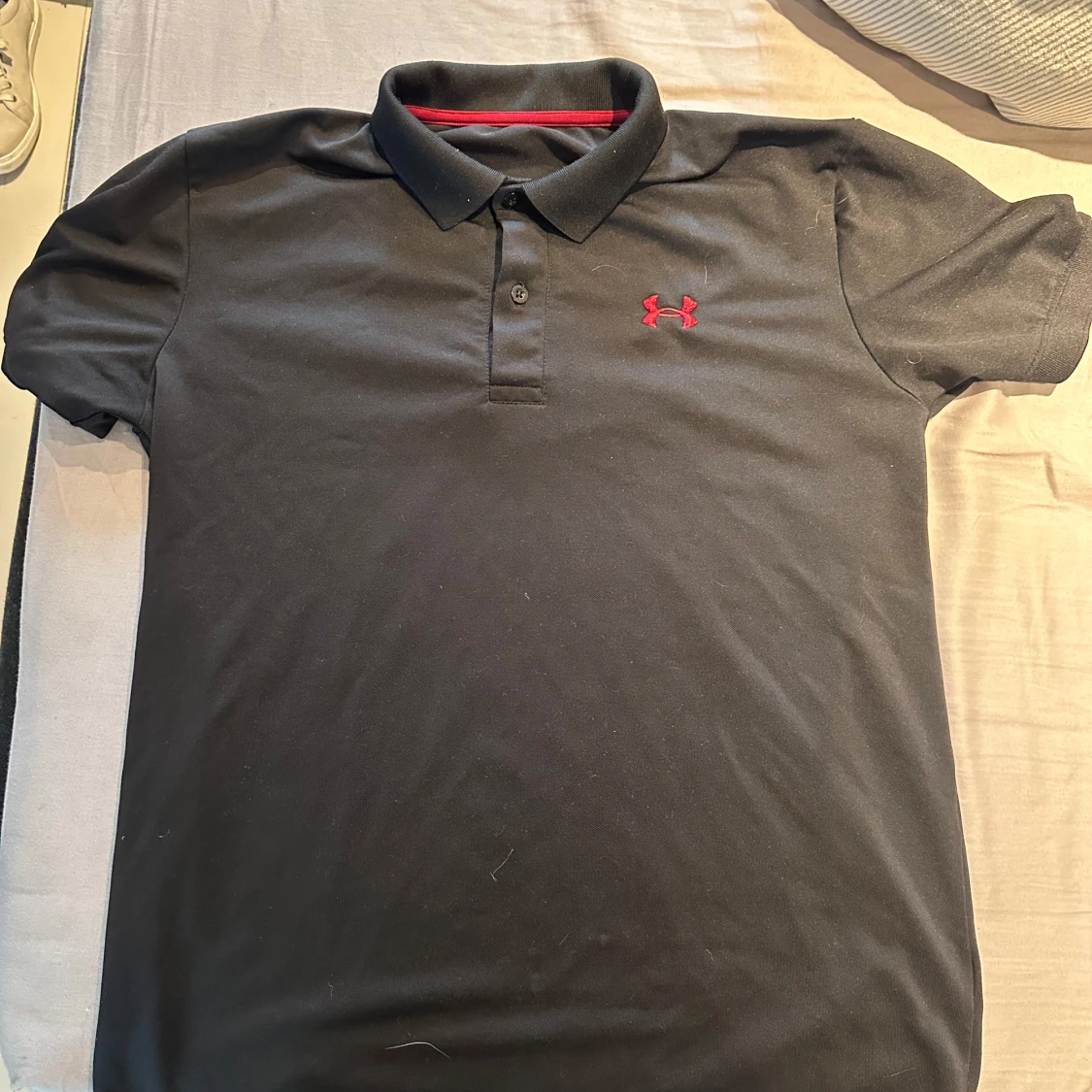 Svart pikétröja från Under Armour