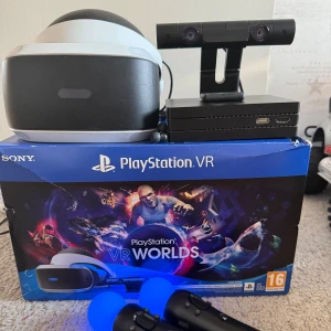 PlayStation VR Worlds - Upplev framtidens gaming med PlayStation VR Worlds! Paketet innehåller VR-headset, kamera, två Move-kontroller och kablar. Perfekt för dig som vill dyka in i actionfyllda VR-äventyr och ta spelandet till nästa nivå. Passar både nybörjare och erfarna gamers.