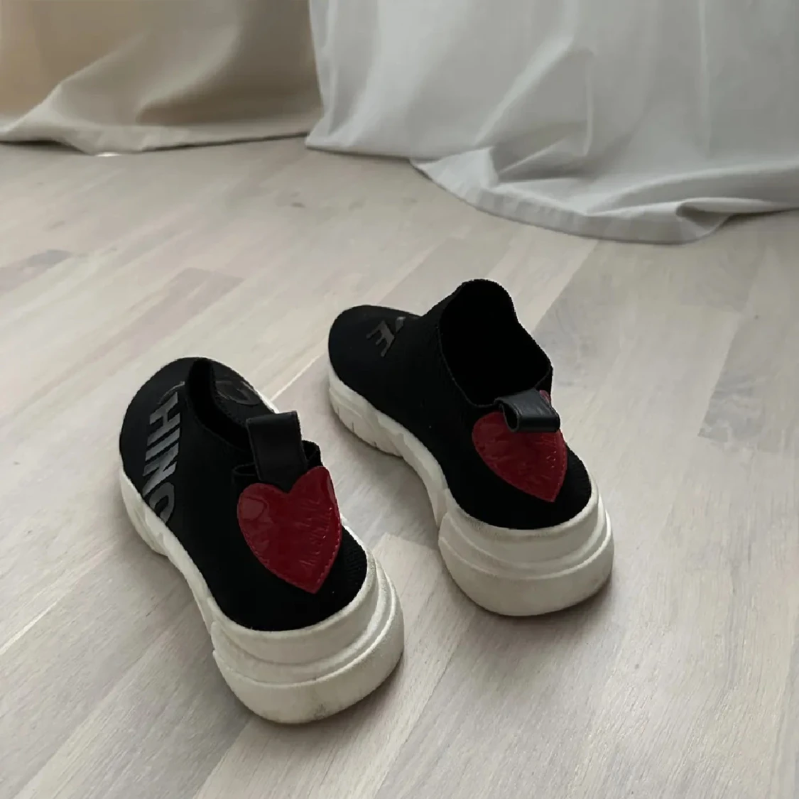 Svarta sneakers från Moschino