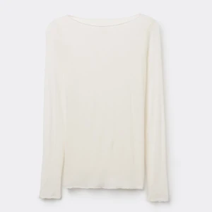 Vit långärmad topp från Intimissimi!! - Enkel och stilren vit långärmad topp med rund halsringning. Tillverkad i mjuk bomull som känns skön mot huden. Perfekt att styla med jeans eller kjol för en clean look. Strl: S