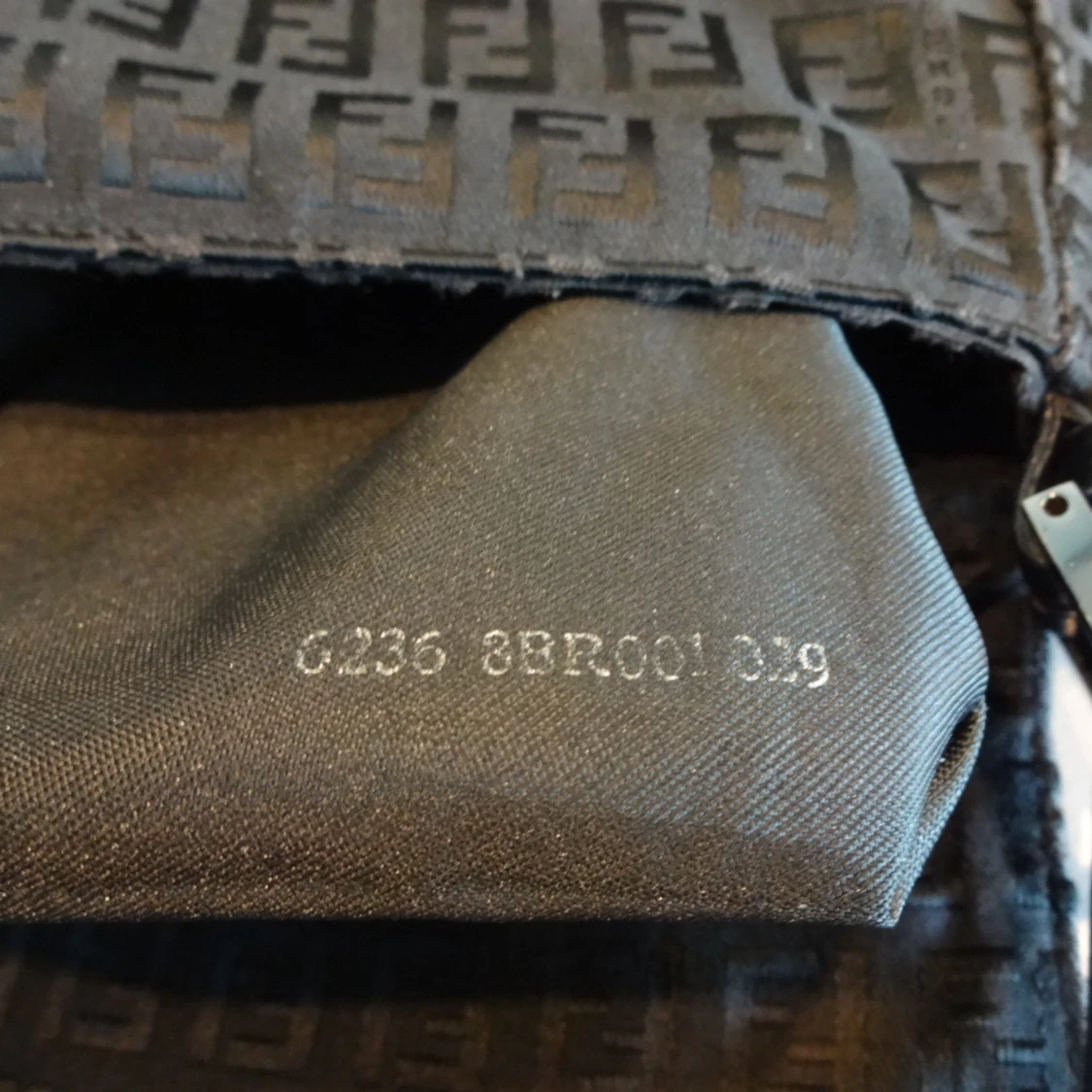 Svart axelväska Fendi Zucca - 4