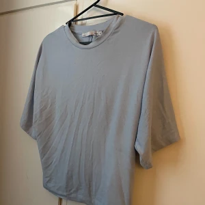Helt ny Emmie Tshirt i en snygg ljusblå färg storlek medium - Helt ny Emmie t-shirt från Lager 157 endast testad lätt figursydd i midjan lätt utsvängda ärmar storlek medium nypris 150