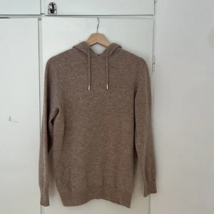 Kashmir Hoodie - Beige Kashmir Hoodie. Aldrig använd, säljer då den ej passade mig. Priset är ej hugget i sten!