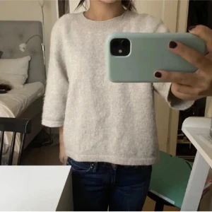 Beige stickad tröja med trekvartsärm från other stories  - Skit snygg stickad tröja från other stories! Tröjan är i jättebra skick och inga noppror! Säljer för 200kr 