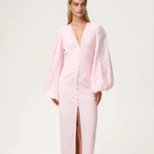 Ljusrosa långklänning med puffärm - Någon som vill byta min adoore i storlek 36 mot en 38? Precis fått hem men den passade inte. Lappar och originalförpackning finns kvar bara testad en gång!🩷