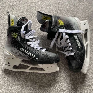 Bauer Vapor Hyper2lite skridskor - Säljer ett par Bauer Vapor Hyperlite skridskor i svart, grått och vitt med gula detaljer. De har snörning och robust konstruktion för maximal prestanda på isen. Skenor ingår inte! Nyskick, max använd i en vecka. Skriv vid fler frågor🩷