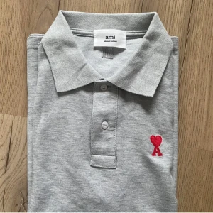 Grå pike - Grå piké ”ami” storlek S. Tröjan är närmare oanvänd och det finns inga tecken på användning. Snabb affär tack men du få såklart ställa frågor. 