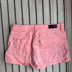 Rosa jeansshorts  - Rosa jeansshorts storlek S