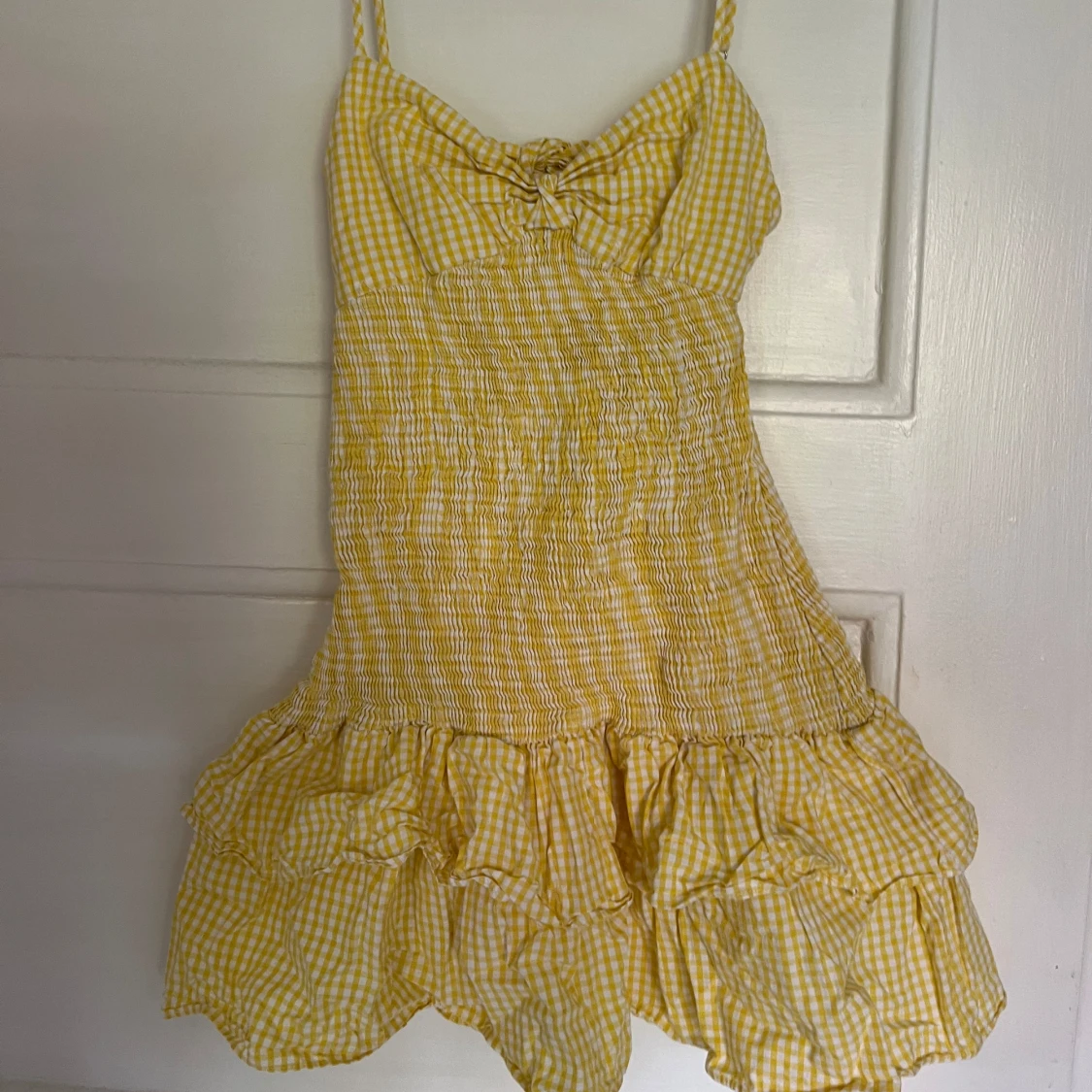 Gul rutig kortklänning med volang - 2