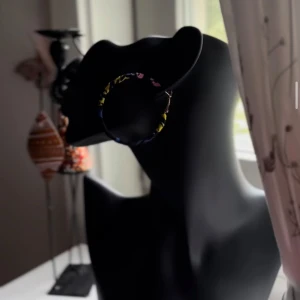 Färgglada stora hoops från Shop with Tyra - Stora runda örhängen i hoop-modell med inslag av blått, gult och lite rosa. Örhängena har en cool, färgglad look och är perfekta för att lyfta vilken outfit som helst. Säljs av Shop with Tyra. Följ oss på Instagram; @shop_with_tyra