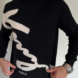 Stickad kenzo tröja - Stickad kenzotröja med tryck. Skön, stretchig. Minns ej Nypris, men köpt på NK i Göteborg. Liknande på farfetch kostar mellan 4000-8000 kr. 