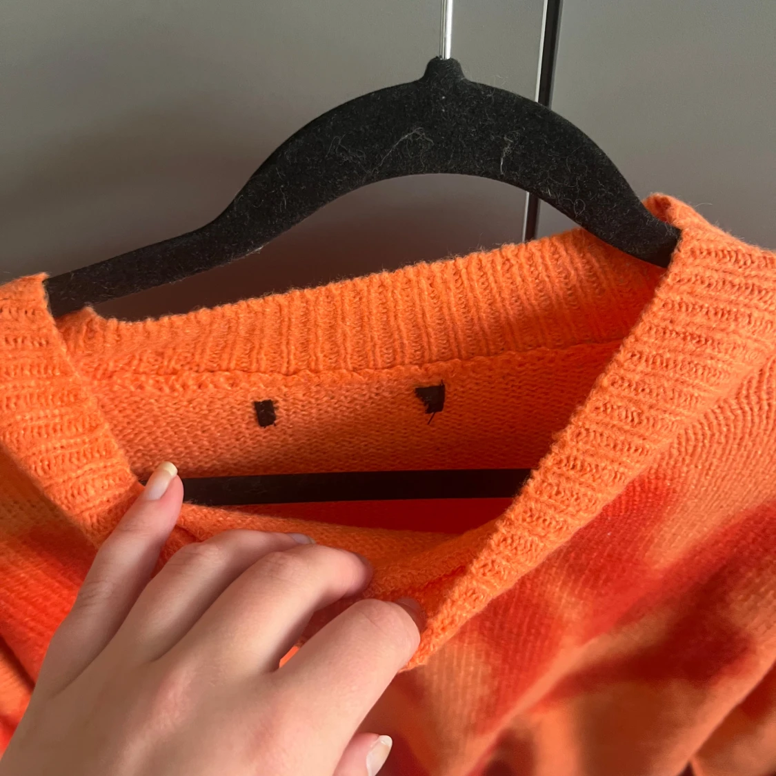 Orange stickad tröja med röd tie-dye - 3