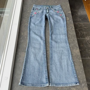 Lågmidjade jeans  - Så snygga jeans som tyvärr inte passar mig och har därför ingen bild på! Midjemått tvärsöver:39cm Midjehöjd: 22cm Inerbens längd: 80cm 💕