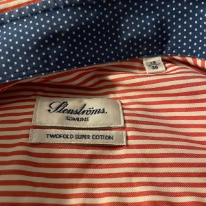 Randig Stenströmsskjorta  - Snygg röd- och vitrandig skjorta från Stenströms. Perfekt för sommaren! Skjortan är i storleken S. Priset är såklart dikutionsbart vid snabb affär! 