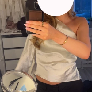 topp - snygg topp från Gina, har sytt dit en extra knapp men syns inte så mkt. I bra skick 