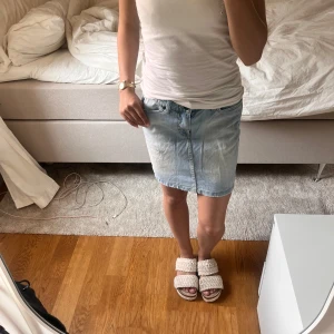 Ljusblå jeanskjol  - Ljusblå jeanskjol som är i bra skick. Storlek 34 roch märke vet jag inte men skulle tro H&am