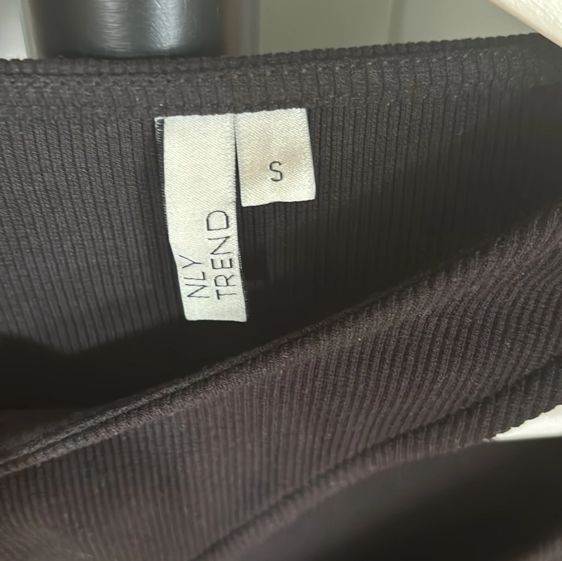 Svart ribbad topp med cut out NLY Trend - 1