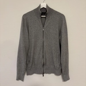 Grå kofta från Massimo Dutti - Snygg grå kofta från Massimo Dutti i en mix av bomull och ull. Perfekt för lager-på-lager och enkel att matcha med olika outfits.