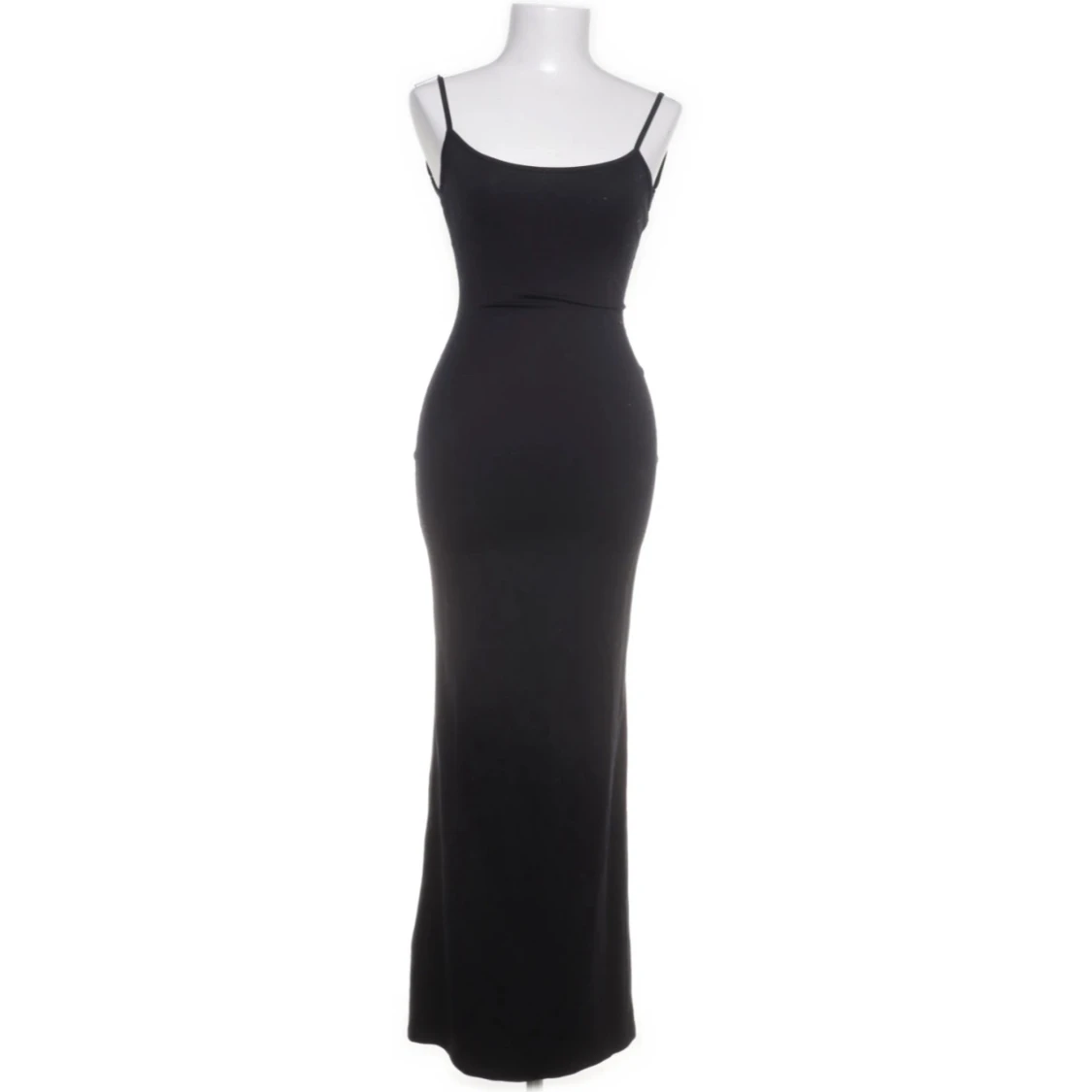 Svart långklänning med smala axelband