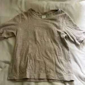 Beige t-shirt från Selected Homme - En basic beige t-shirt från Selected Homme. Perfekt för en clean och enkel stil, lätt att matcha med allt. Snyggt avslappnad passform. Använd några gånger. Köpt för 299kr