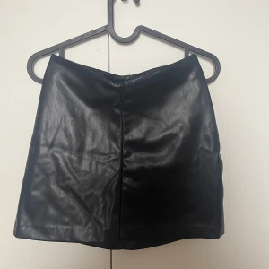 Svart skinnkjol  - Fint skick, lågmidjad 