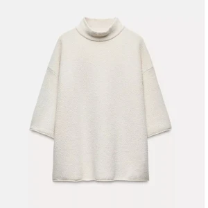Vit polotröja i oversized modell - Supermjuk vit polotröja med oversized passform och trekvartsärmar. Lappen är kvar och aldrig använts!