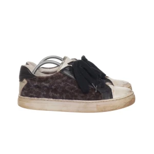 Zadig & Voltaire sneakers med pälsdetalj - Skit snygga Sneakers från Zadig & Voltaire i storlek 36 köpts från Sellpy. Köpte dessa för 600kr eftersom de är använda och lite slitna. 