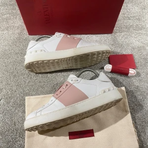 Valentino skor - Hej! Säljer nu mina skor från märket Valentino, storlek 38.5 bra skick, givetvis äkta. Tveka inte på att höra av dig om du har frågor eller funderingar kring skorna! 