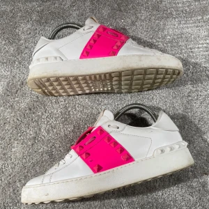 Valentino skor - Hej! Säljer nu mina skor från märket Valentino, storlek 37 bra skick en nit saknas , givetvis äkta. Tveka inte på att höra av dig om du har frågor eller funderingar kring skorna! 