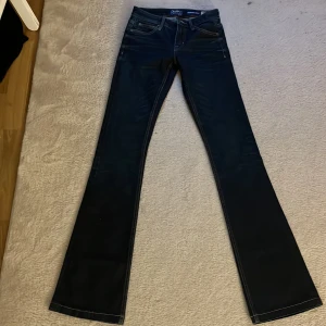 Utsvänga/boot jeans - Nytt skick på jeans från Crocker. Längd: 33 waist:25