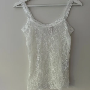 Vitt spetslinne från Nelly - Säljer denna vita spets toppen från Nelly, endast testad på 💕💕