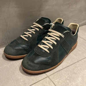 Maison Margiela  - Tja! Säljer nu dessa snygga mörkgröna Maison Margiela Gats. Skorna har tecken på användning men inget som syns, det är mest sulan som man ser tecken. Storlek 43 men passar även för 42. Ingen box eller dustbags därav pris. Hör av vid frågor!