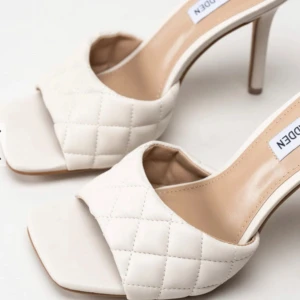 Klackskor  - Säljer dessa liknande klackarna 🤍🤍🤍