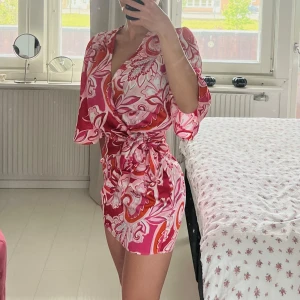 Rosa omlottklänning med mönster - Från Zara, använd några gånger